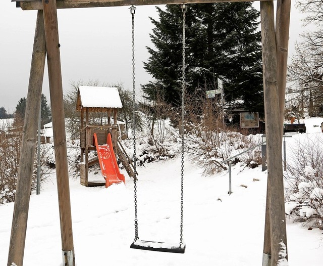 Eine Schaukel und eine Rutsche &#8211;...er aktuelle Spielplatz in Holzschlag.   | Foto: Wolfgang Scheu