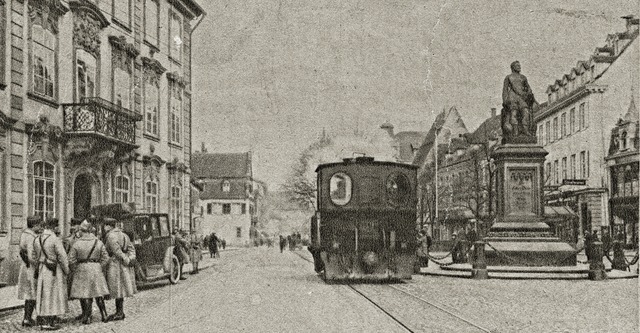 Franzsische Soldaten 1923 vor dem Off... daneben der &#8222;Entenkpfer&#8220;  | Foto: Stadtarchiv Offenburg