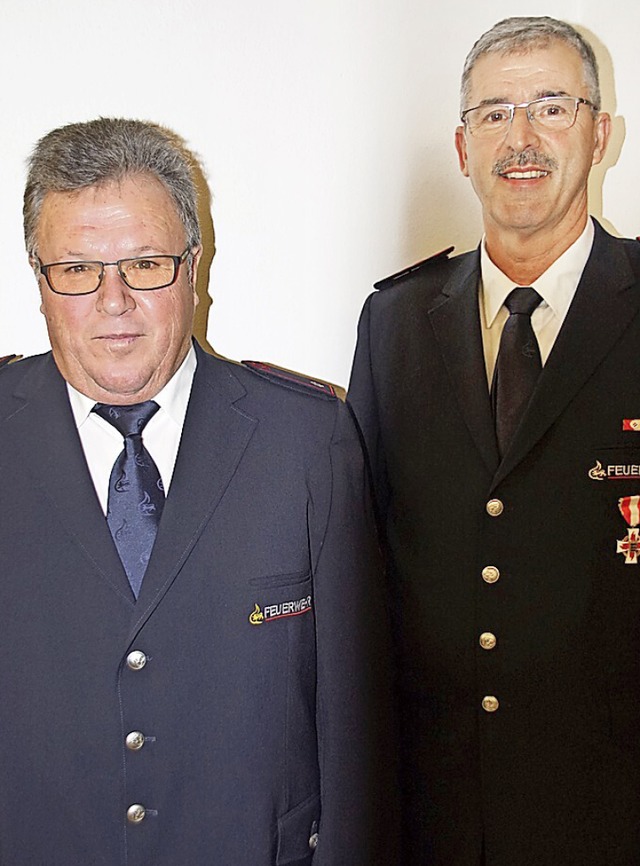 Werner Jenne (links) ist jetzt Ehrenmi... die silberne Ehrennadel des Verbands.  | Foto: Ilona Huege
