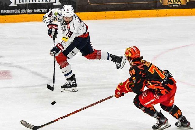 Traf doppelt fr den EHC: Kevin Orendo... in Kaufbeuren, gegen Maximilian Hops)  | Foto: IMAGO/nordphoto GmbH / Hafner