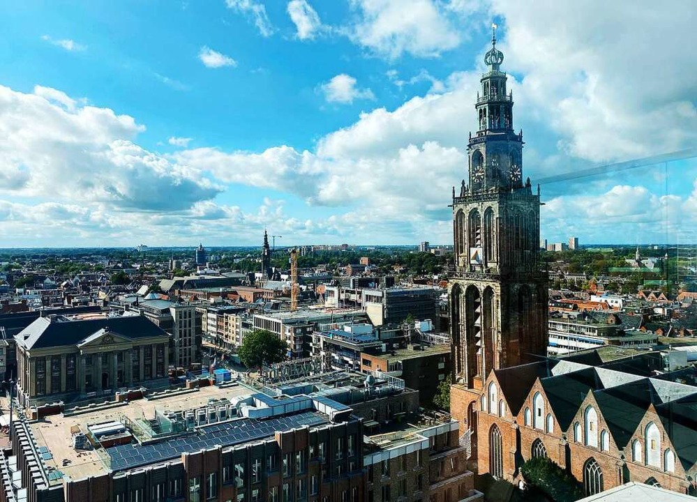 Blick ber die Altstadt Groningens. De...der Martinikirche berragt die Huser.  | Foto: Christoph Driessen (dpa)