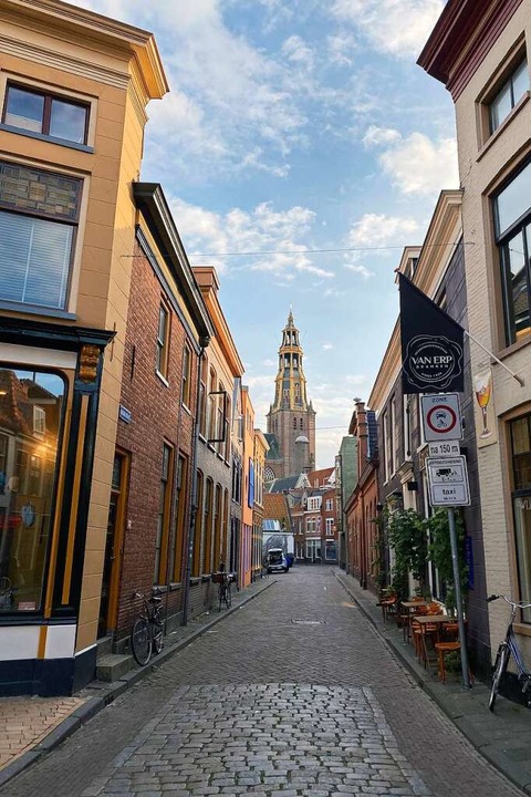 Die schmalen Gassen in der Altstadt vo...ingen sind voller Cafs und Geschfte.  | Foto: Christoph Driessen (dpa)