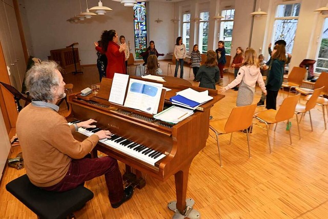 Vorfreude herrscht bei den Proben  fr...tor Jrn Bartels begleitet am Klavier.  | Foto: Dieter Erggelet