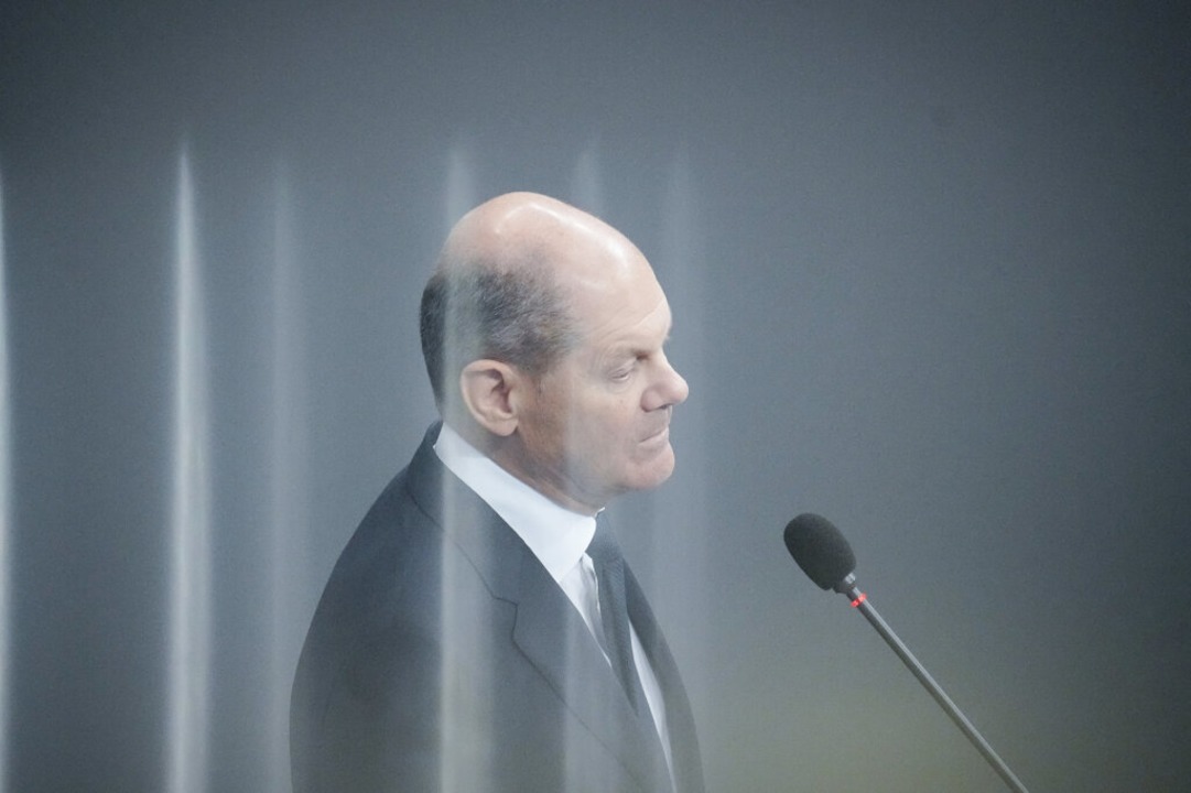 Bundeskanzler Olaf Scholz bei der Regi...mpfpanzer an die Ukraine liefern will.  | Foto: Kay Nietfeld (dpa)