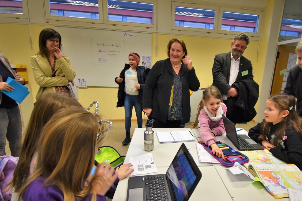 Merdinger Grundschule Bekommt Besuch Von Kultusministerin Schopper ...