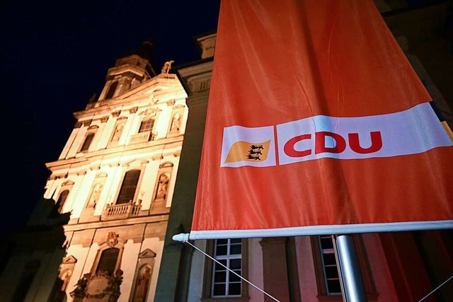 Eine CDU Fahne hngt vor dem Kloster S...rttemberg eine Klausurtagung abhalten.  | Foto: Bernd Weibrod (dpa)