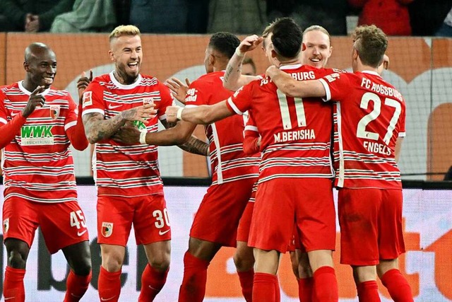 Freude bei den Spielern des FCA nach dem 1:0 gegen Borussia Mnchengladbach.  | Foto: Peter Kneffel (dpa)