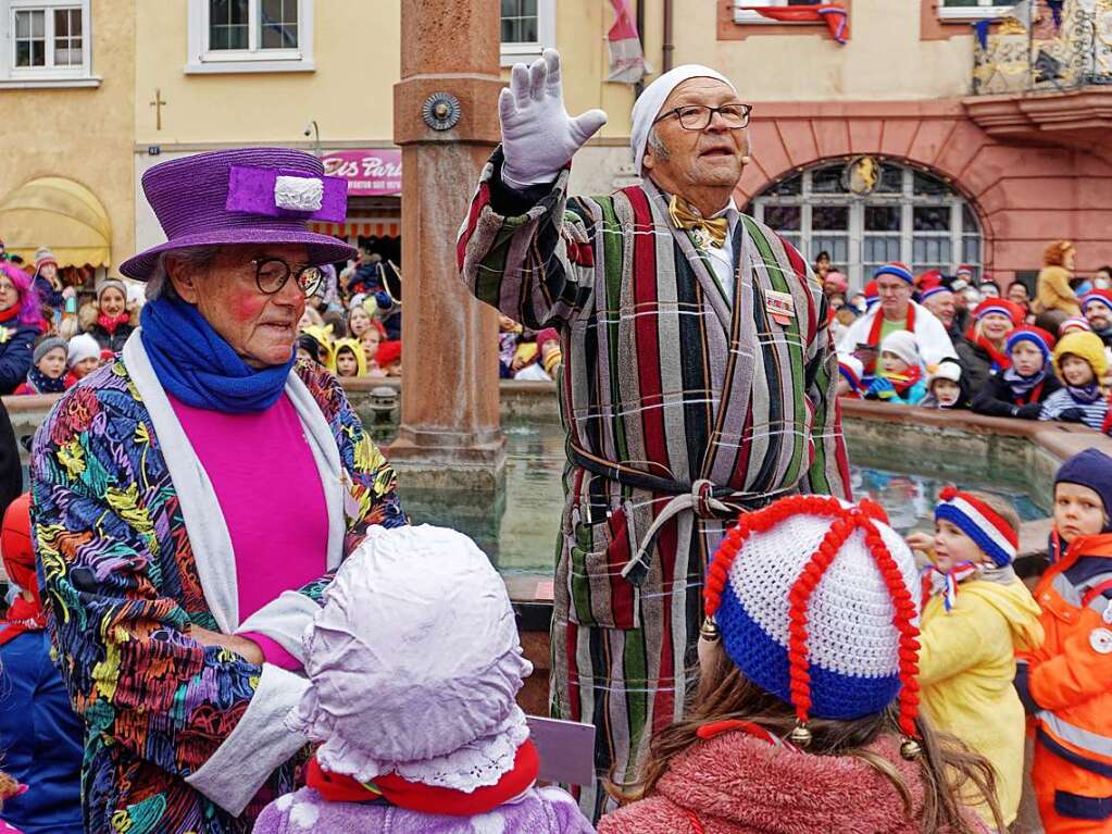 Erznarr Franz-Josef Vollherbst am leeren Rathausbrunnen auf den Spuren des verschwundenen Jokili