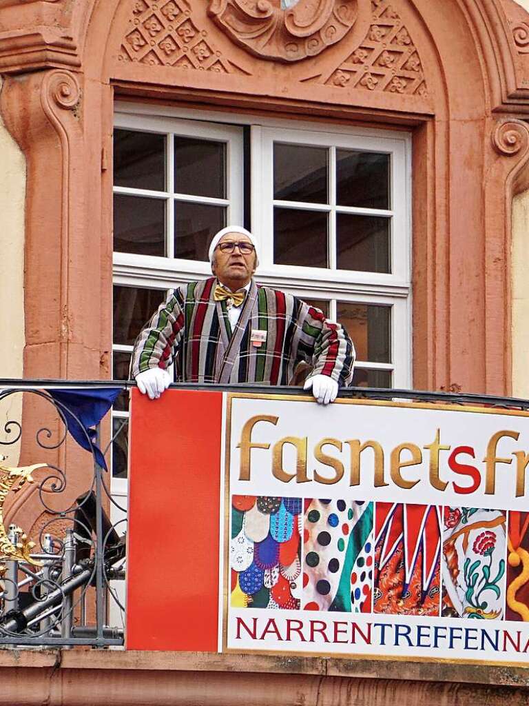 Erznarr Franz-Josef Vollherbst auf dem Balkon der Stadtkmmerei im Rededuell mit der Koliburg-Hexe. Am Ende schafft sie der Stadthauptmann weg.