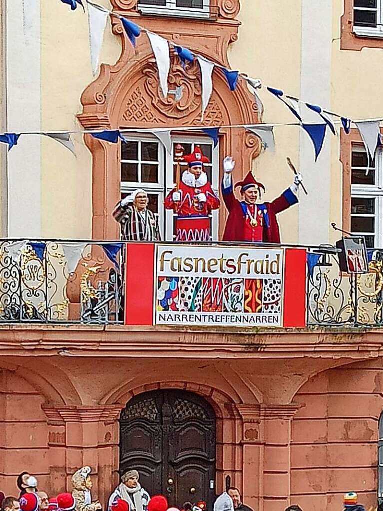 Erznarr, Oberjokili und Oberzunftmeister gren vom Balkon der Stadtkmmerei.