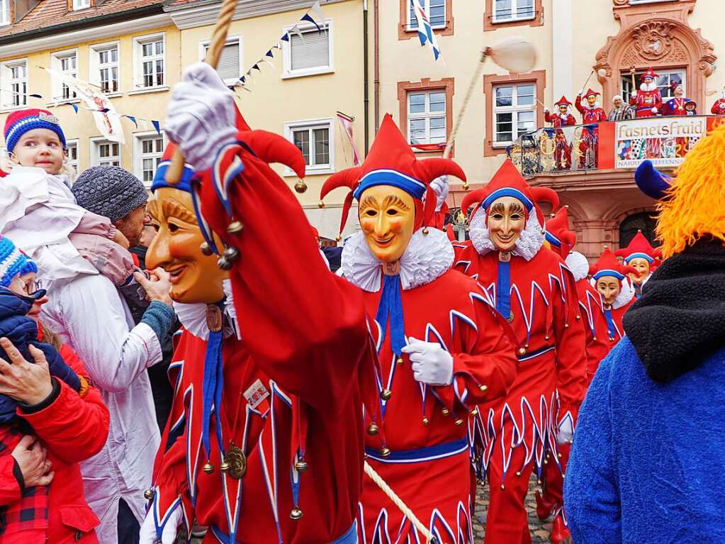 Die Jokili strmen aus der Stadtkmmerei auf den Marktplatz.