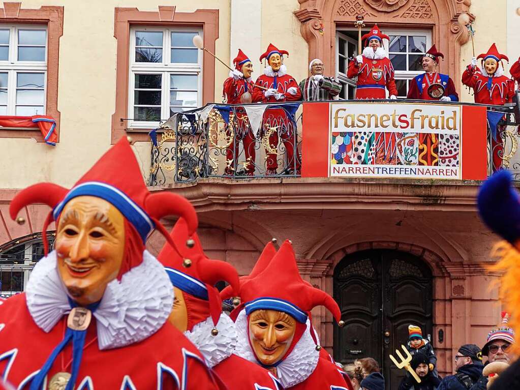 Die Jokili strmen aus der Stadtkmmerei auf den Marktplatz.