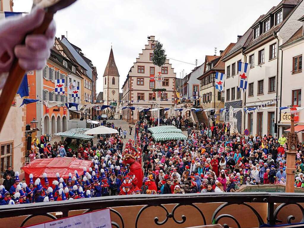 Blick vom Balkon der Stadtkmmerei auf den gut gefllten Marktplatz.