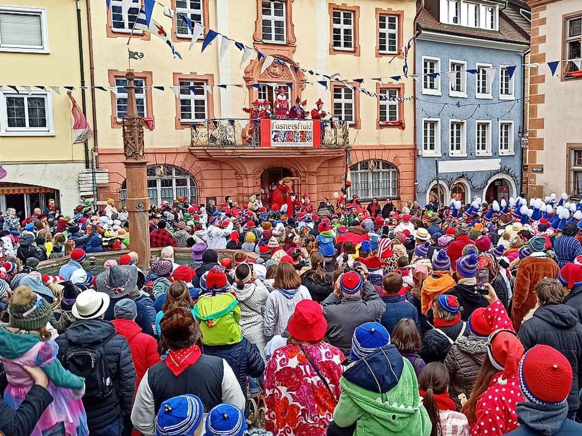 Dicht an dicht stehen die Zuschauer auf dem Endinger Marktplatz beim Auftakt am Samstagvormittag.