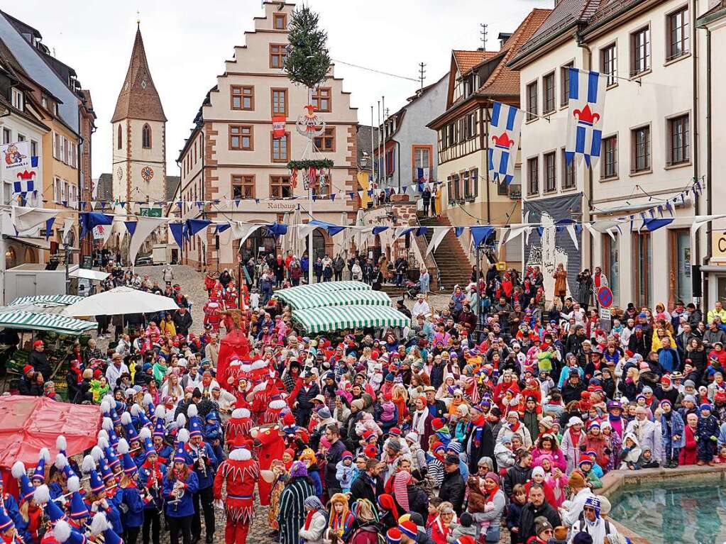 Blick vom Balkon der Stadtkmmerei auf den gut gefllten Marktplatz.