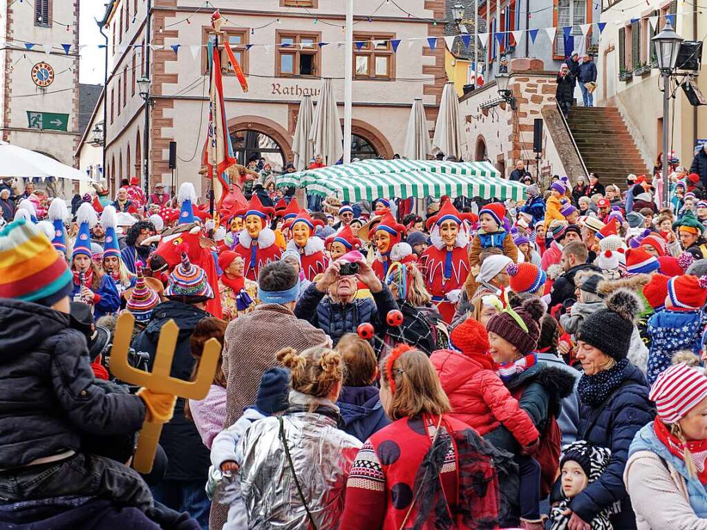 Dicht an dicht stehen die Zuschauer am Samstagvormittag auf dem Marktplatz