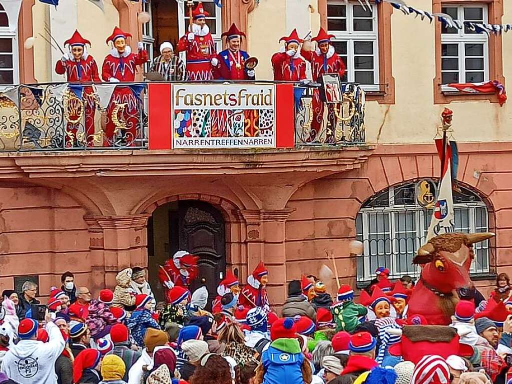 Jetzt sind sie da: Die Endinger Jokili strmen mit dem Stadttier aus der Stadtkmmerei.