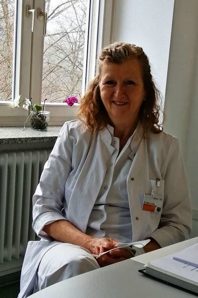 Kurz den Mundschutz ab frs Foto: Bett...e Direktorin der BDH-Klinik Waldkirch.  | Foto: Sylvia Sredniawa