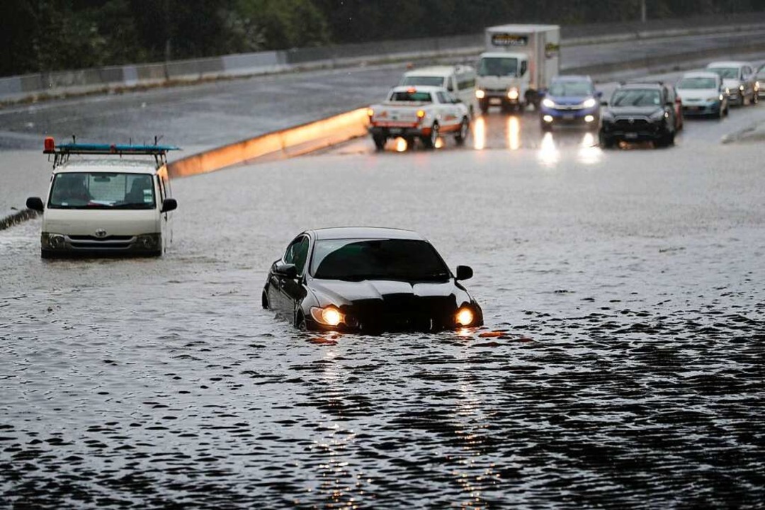 Fahrzeuge stehen in Auckland im Hochwa...ordert, sich in Sicherheit zu bringen.  | Foto: Dean Purcell (dpa)