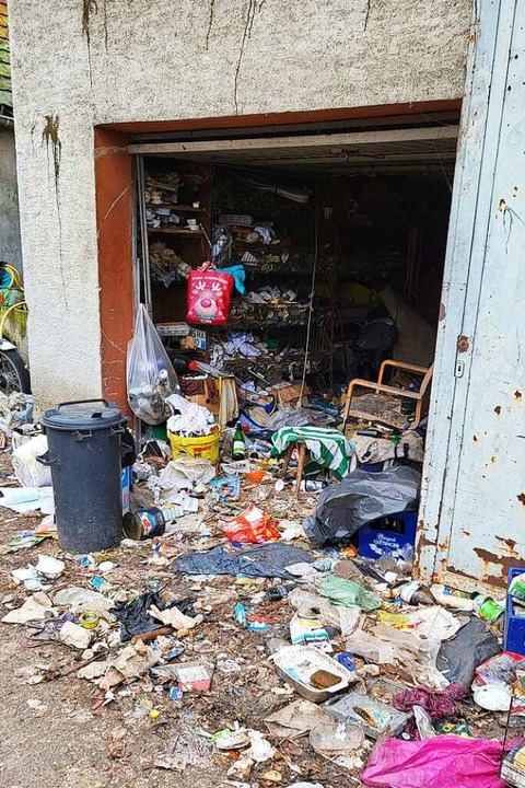 Vollgestopft mit Müll: eine der Garagen an der Straße.  | Foto: Karl Kovacs