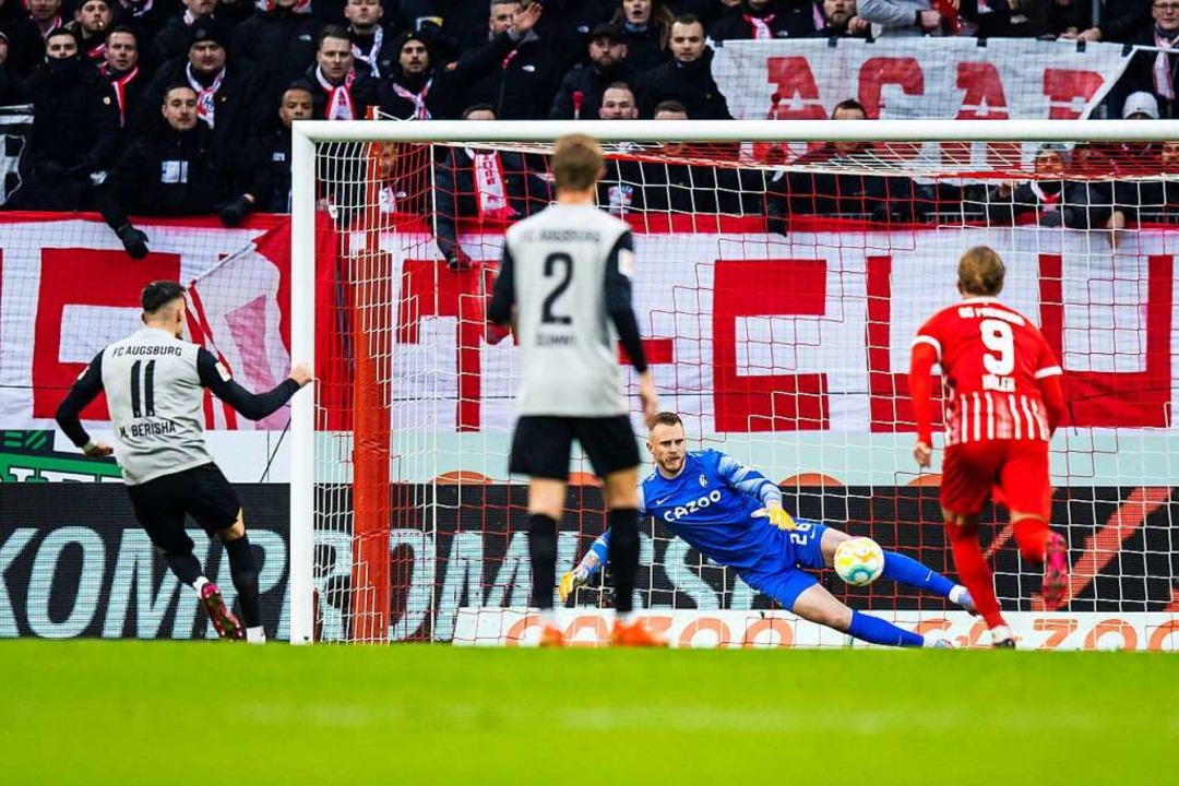 Augsburgs Mergim Berisha macht das Tor zum 1:1 gegen SC-Torwart Mark Flekken  | Foto: Tom Weller (dpa)