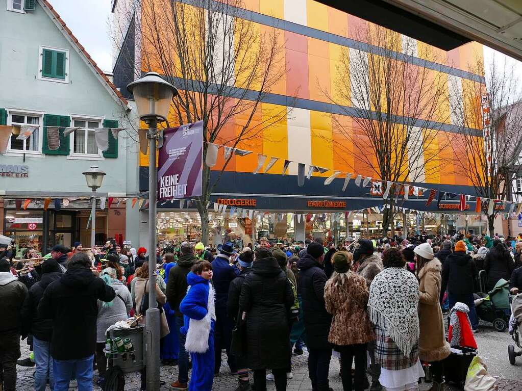 Der 43. Offenburger Narrentag ist ein hervorragendes Spektakel. Er ging am Samstagnachmittag in die Ortenauer Narrentage des Ortenauer Narrenbunds ber, die noch bis Sonntagnachmittag dauern.