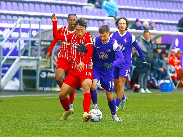 Freiburgs Ji-Han Lee (l.) im Zweikampf mit Aues Omar Sijaric.  | Foto: IMAGO/Frank Kruczynski