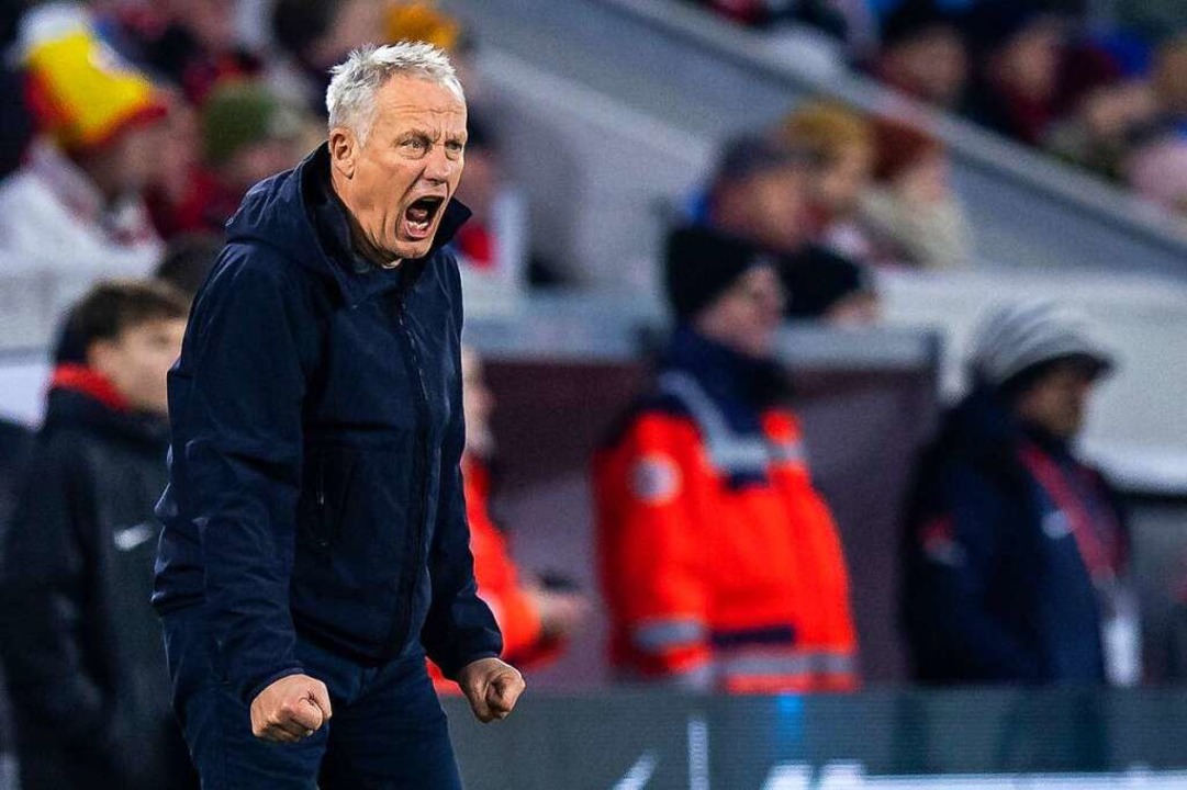 Christian Streich jubelt nach dem Sieg.  | Foto: Tom Weller (dpa)