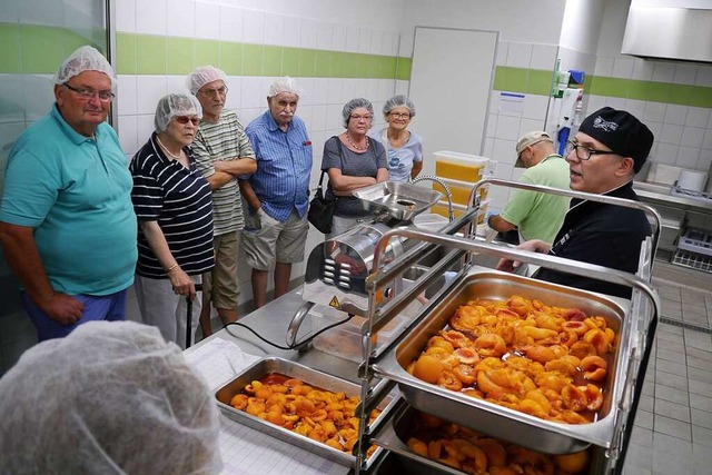 Aus vollreifen Weinbergpfirsichen mach...entsteint und zerkleinert die Frchte.  | Foto: Christa Hlter-Hassler