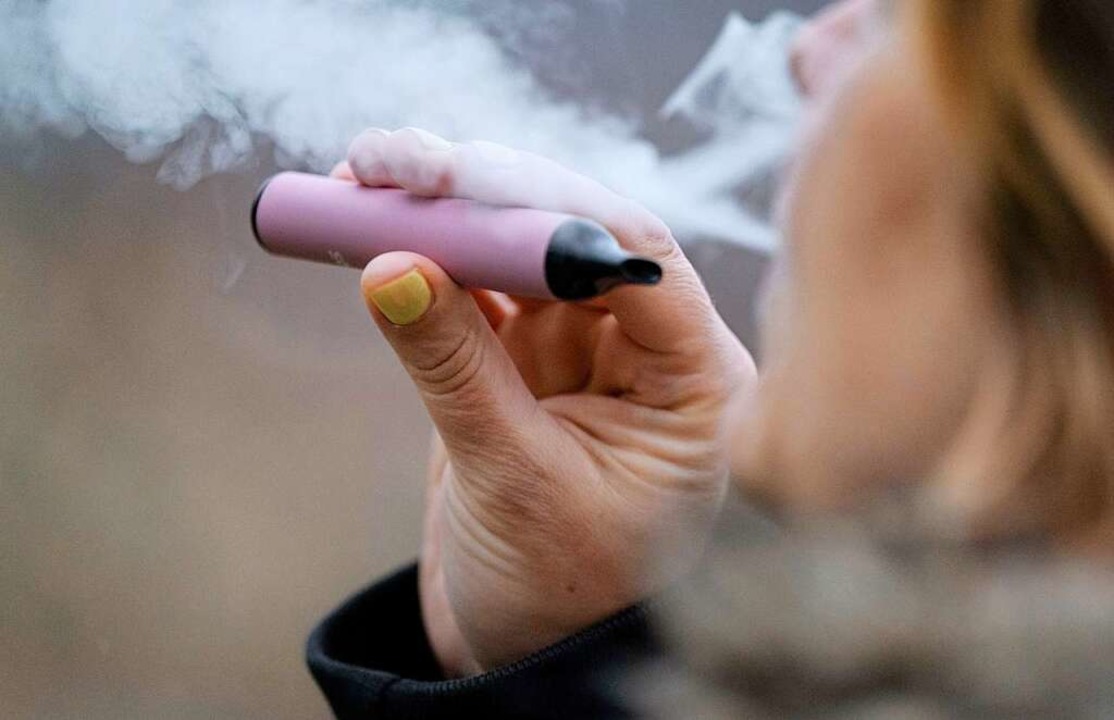 Eine Frau raucht in Stuttgart eine E-Zigarette.  | Foto: Marijan Murat (dpa)
