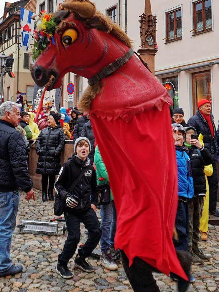 Einzug der Znfte am Samstagnachmittag in die Stadt: Das Endinger Stadttier in Aktion.