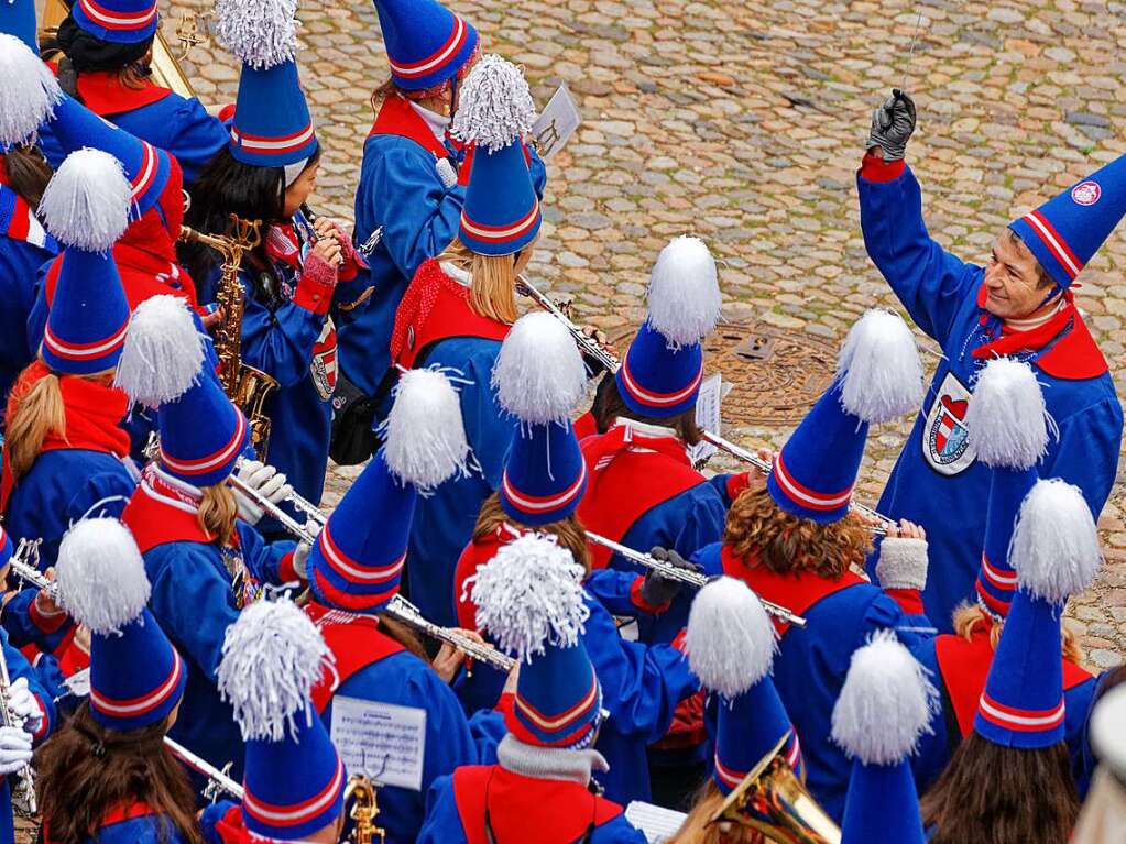 Einzug der Znfte am Samstagnachmittag in die Stadt: Die Stadtmusik Endingen mit Dirigent Rdiger Mller