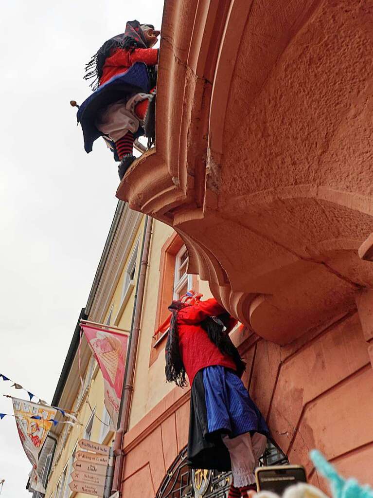 Einzug der Znfte am Samstagnachmittag in die Stadt: Alde Rungunkeln aus Wolfach klettern an der Stadtkmmerei hoch zum Balkon.