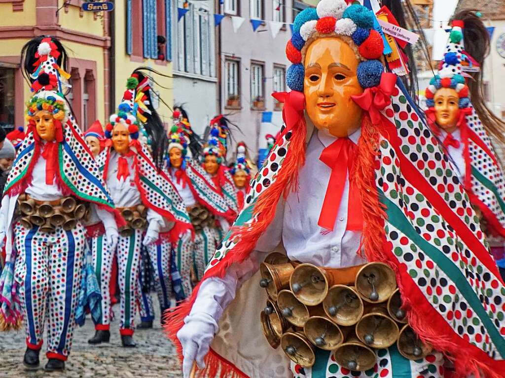 Einzug der Znfte am Samstagnachmittag in die Stadt: Wilflinger Schellnarren