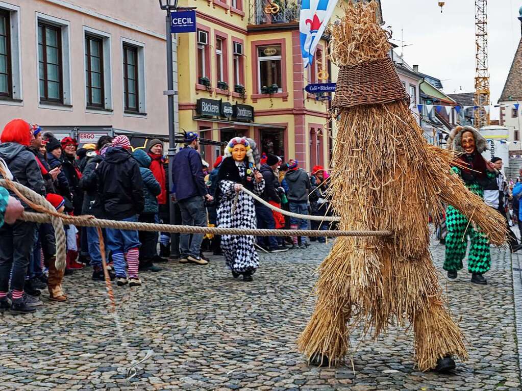 Einzug der Znfte am Samstagnachmittag in die Stadt: Der Wilflinger Strohbr und seine peitschenknallenden Treiber