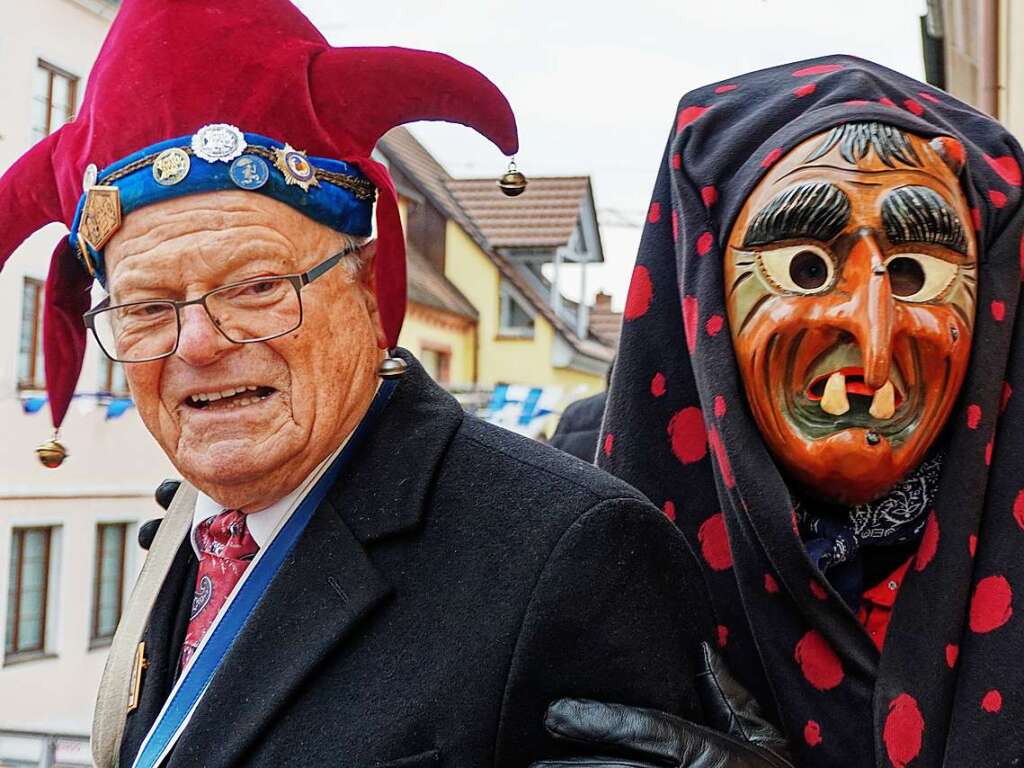 Einzug der Znfte am Samstagnachmittag in die Stadt: Eine Alde Rungunkel mit Ehrenbrger Helmut Eitenbenz.