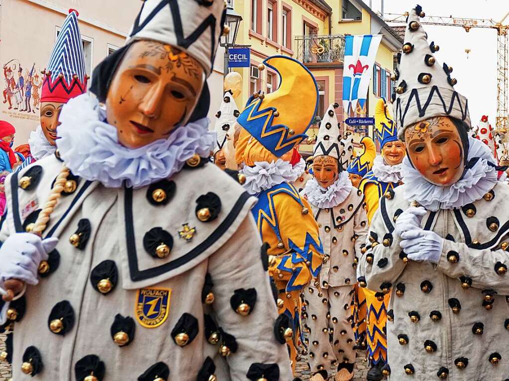 Einzug der Znfte am Samstagnachmittag in die Stadt: Die Freie Narrenzunft Wolfach mit ihren vielfltigen Figuren.