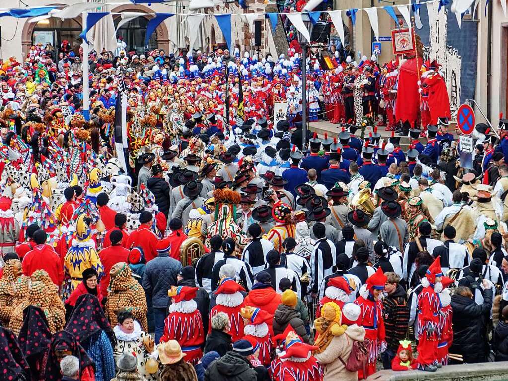 Einzug der Znfte am Samstagnachmittag in die Stadt: Ein imposantes Bild gaben die sechs Znfte mit Musiken auf dem Marktplatz ab.