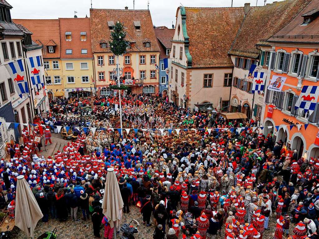 Einzug der Znfte am Samstagnachmittag in die Stadt: Ein imposantes Bild gaben die sechs Znfte mit Musiken auf dem Marktplatz ab.