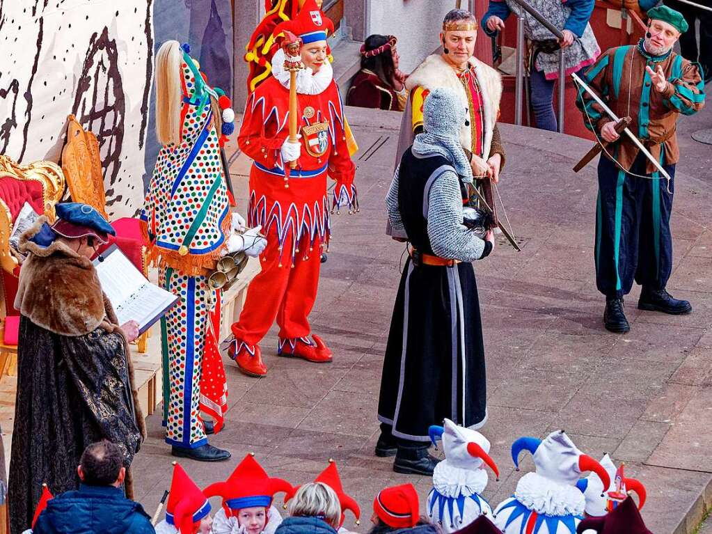 Einzug der Znfte am Samstagnachmittag in die Stadt: Das Fasnetsspiel "Alli wnn nur eini" um Rosina, Jungfrau zu Endingen,  auf der Bhne am Marktplatz.