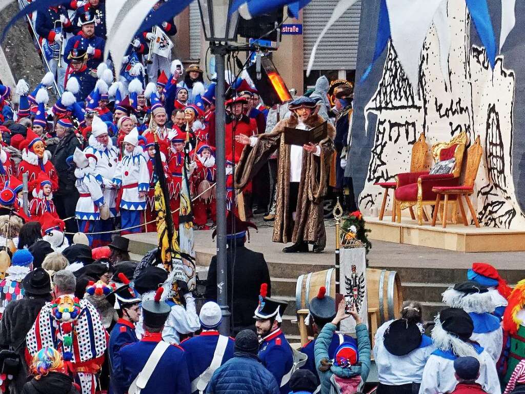 Einzug der Znfte am Samstagnachmittag in die Stadt: Das Fasnetsspiel auf der Bhne am Marktplatz