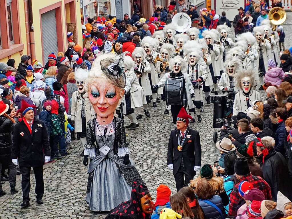 Einzug der Znfte am Samstagnachmittag in die Stadt: Die Grachsymphoniker aus Basel gehren seit Jahrzehnten fest zur Endinger Fasnet.