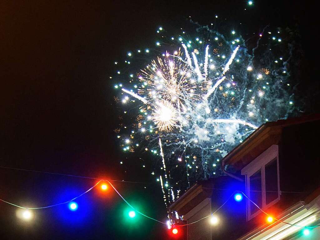 Am spteren Abend berraschte ein Feuerwerk in den Weinbergen am Stadtrand die Menschen in der Stadt. Es gehrte allerdings nicht zum Narrentreffen, sondern zu einer privaten Feier.