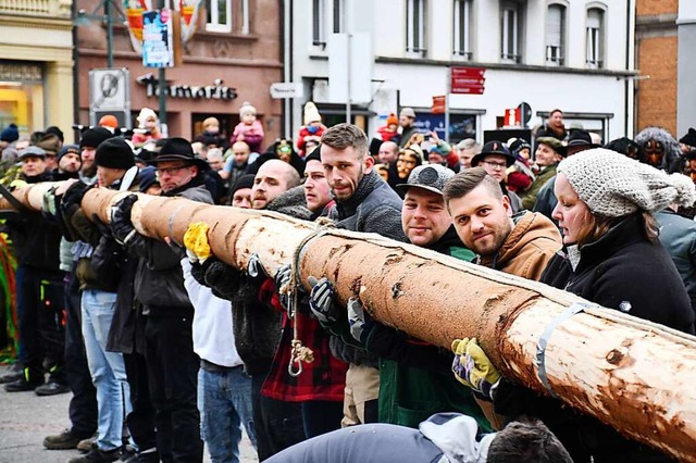 Zum Stellen braucht es viele starke M... eine starke Frau dabei: Sandra Hagin.  | Foto: Barbara Ruda