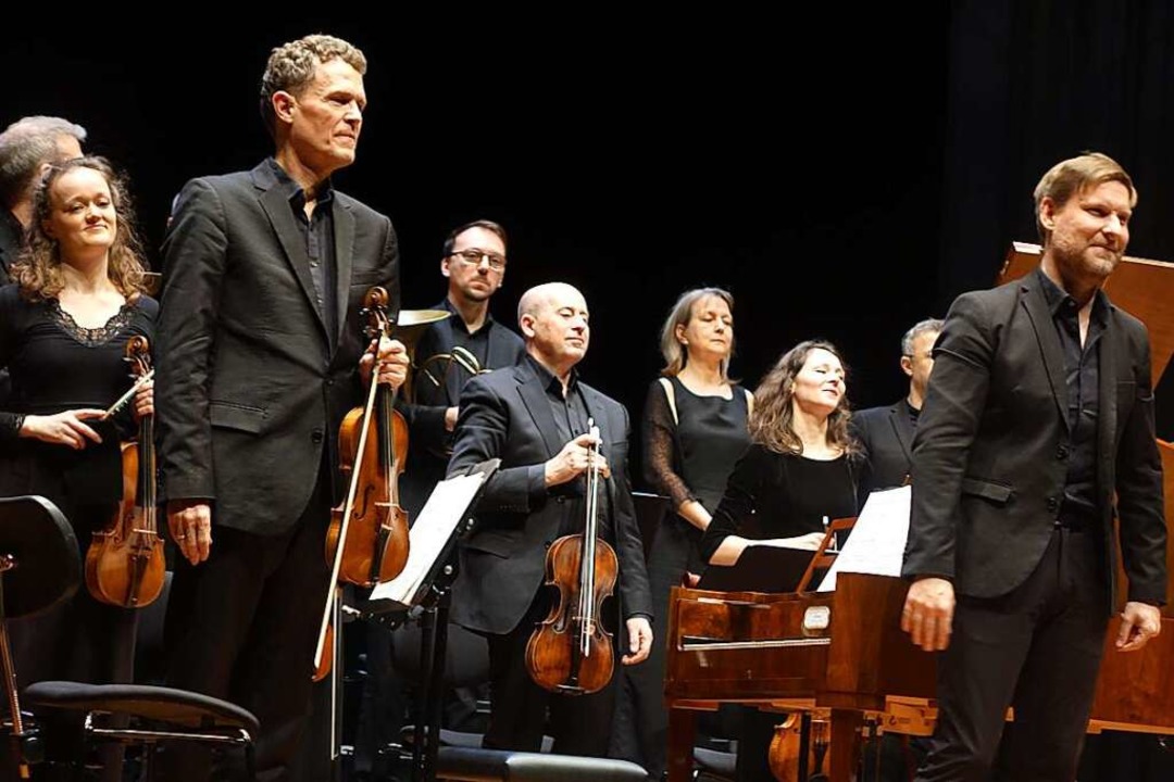 Das Freiburger Barockorchester mit sei...r Goltz (l.) und Kristian Bezuidenhout  | Foto: Roswitha Frey