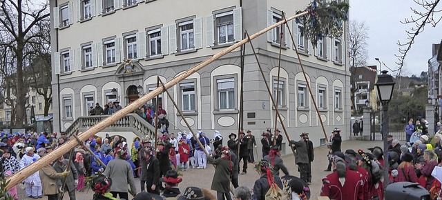 Die Klosterhfner Wlder wuchteten den Narrenbaum in die Hhe.  | Foto: Hansjrg Bader