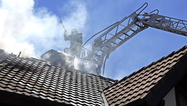 Ein Brand zerstrte das Dach eines gro...eren Nachbarwehren zur Untersttzung.   | Foto: Volker Mnch