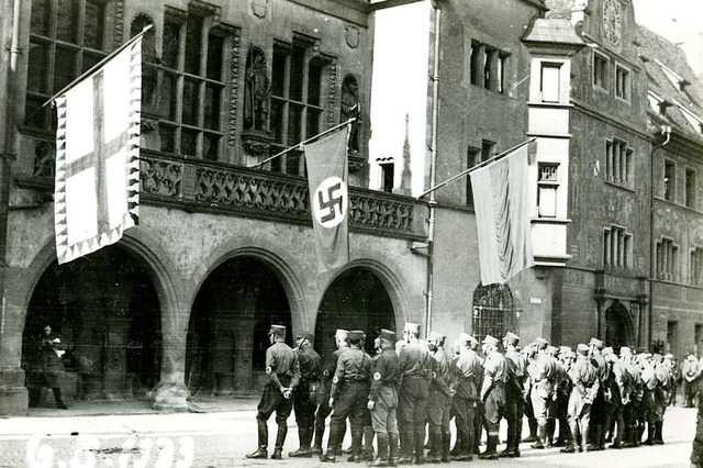 Die neuen Herrschaftsverhltnisse wurd...m Rathaus die Hakenkreuzfahne gehisst.  | Foto: Stadtarchiv Freiburg