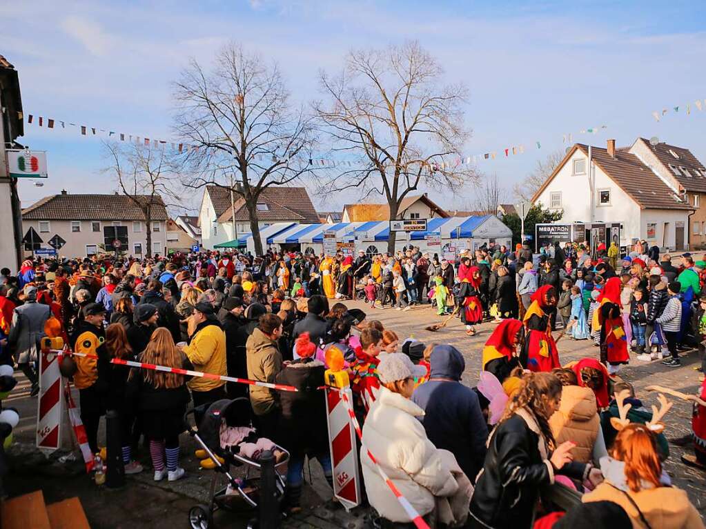 66 Narrenznfte und zahlreiche Besucherinnen und Besucher haben das 66-jhrige Bestehen der Kappeler Rhinschnooge gefeiert.