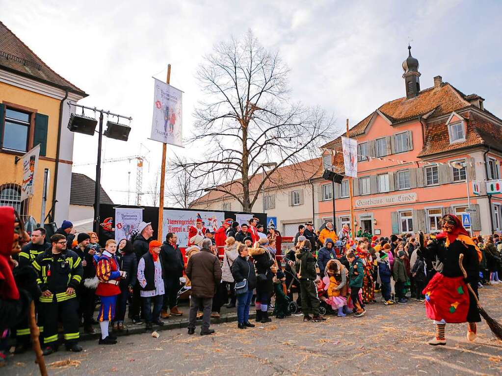 66 Narrenznfte und zahlreiche Besucherinnen und Besucher haben das 66-jhrige Bestehen der Kappeler Rhinschnooge gefeiert.